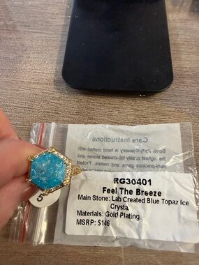 Feel The Breeze Gold-Plated Ring with Blue Topaz Ice Crystal